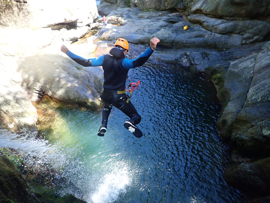 Saut En Canyoning Au Tapoul En Cévennes Avec Les Moniteurs De Montpellier: Entre2nature