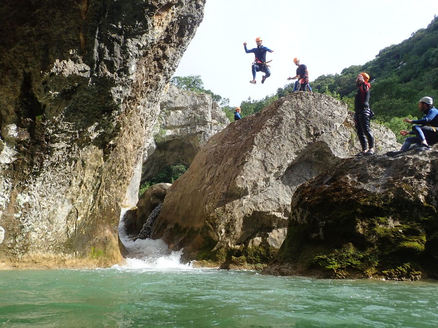 Saut En Canyoning Près De Montpellier, Au Ravin Des Arcs Dans L'Hérault