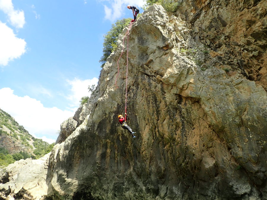 Descente En Rappel En Canyoning Près De Montpellier Au Canyon Du Diable Dans Les Gorges De L'Hérault