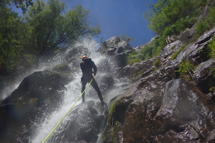 Descente En Rappel En Canyoning Près De Montpellier Dans Le Gard Aux Cascades D'Orgon