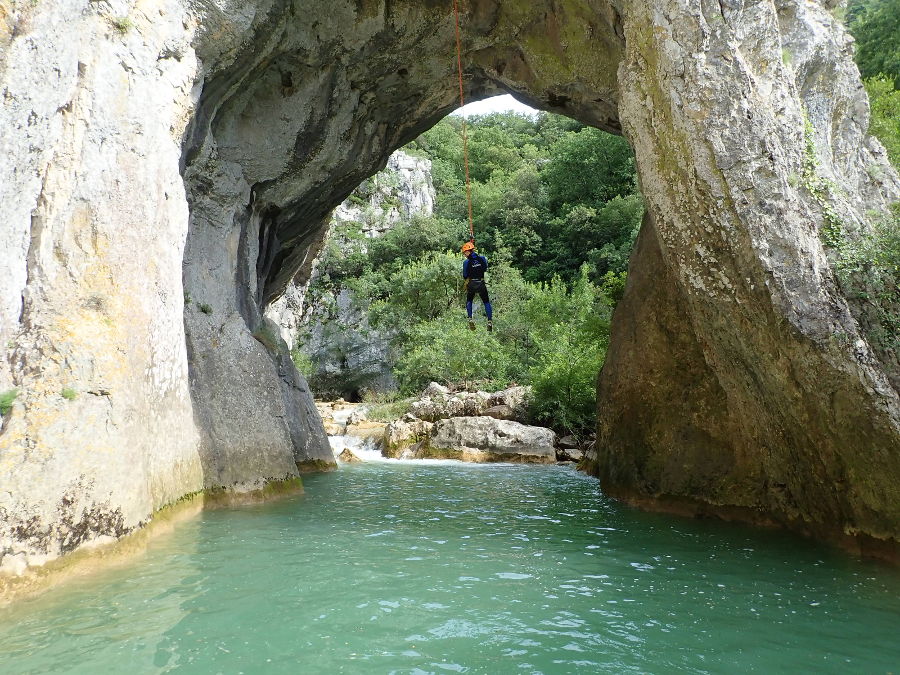 Canyoning Et Rappel Dans La Randonnée Du Ravin Des Arcs, Près De Montpellier Dans L'Hérault En Occitanie