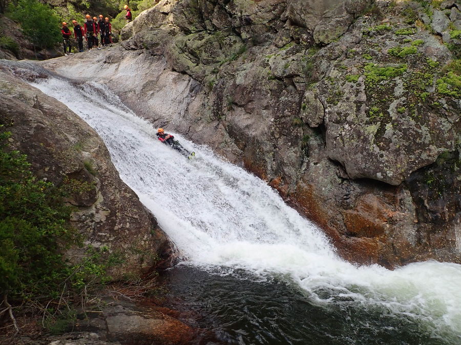 Canyoning Et Toboggan En Occitanie, Près De Montpellier Dans L'Hérault Au Parc Naturel Du Haut Languedoc