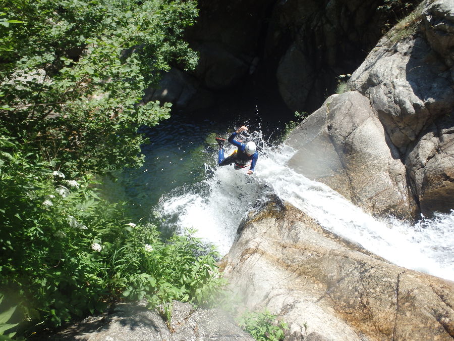 Toboggan En Canyoning Dans L'Orgon Près De Montpellier Dans Les Cévennes