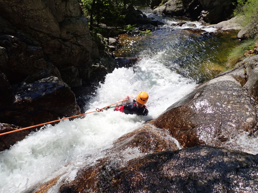 Rappel En Canyoning Avec Entre2nature Aux Cascades D'Orgon, Près De Montpellier Dans Le Gard Et Les Cévennes