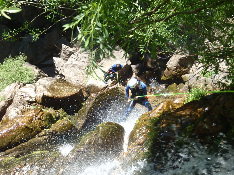 Descente En Rappel Dans Le Canyon Des Cascades D'Orgon Près De Montpellier, Dans Le Gard Avec Entre2nature