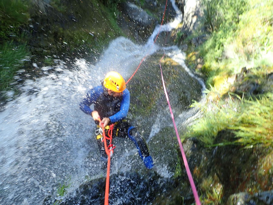 Descente En Rappel Au Canyon Du Ruisseau D'Albès, Près De Montpellier Dans L'Hérault