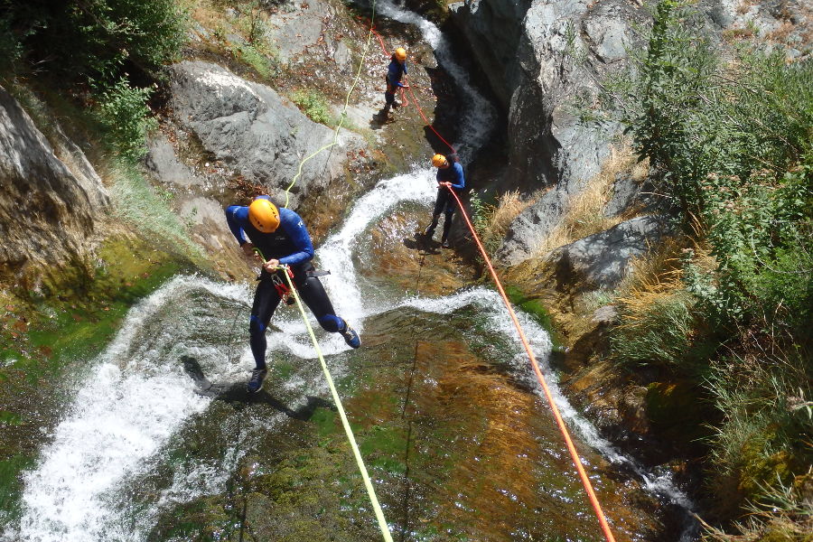 Rappel En Canyoning Près De Montpellier Avec L'équipe D'entre2nature, Dans Le Ruisseau D'Albès