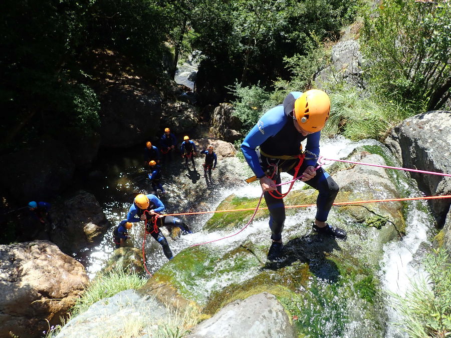 Rappel Au Canyon Du Ruisseau D'Albès Près De Montpellier Dans Le Caroux En Occitanie