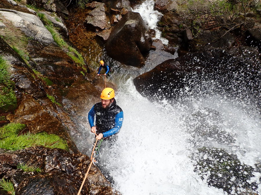 Descente En Rappel En Canyoning Près De Montpellier Dans Le Gard En Cévennes