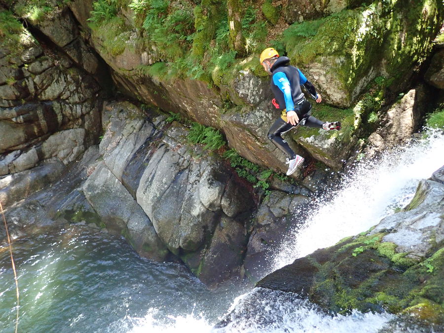 Saut En Canyoning Au Canyon Du Tapoul, Près De Montpellier Dans Les Cévennes