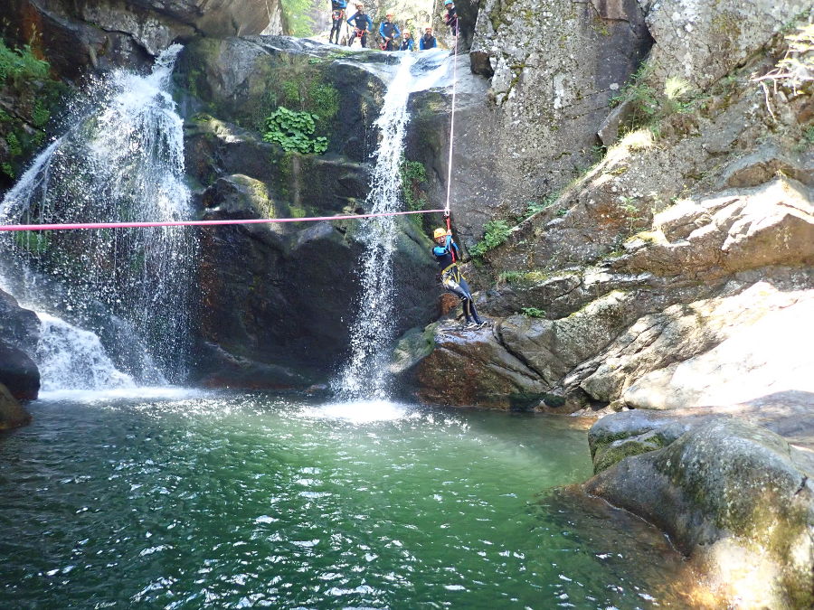 Tyrolienne En Canyoning, Près De Montpellier Et De L'Hérault Dans Les Cévennes