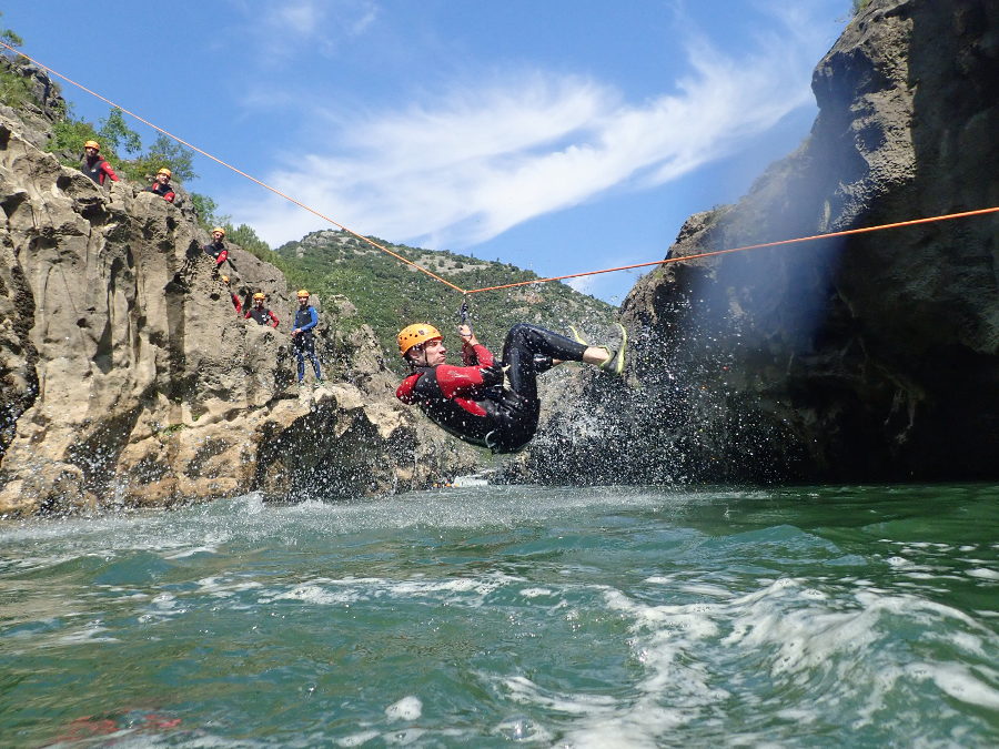 Tyrolienne En Canyoning Dans Le Canyon Du Diable, Près De Montpellier Et Saint-Guilhem Le Désert