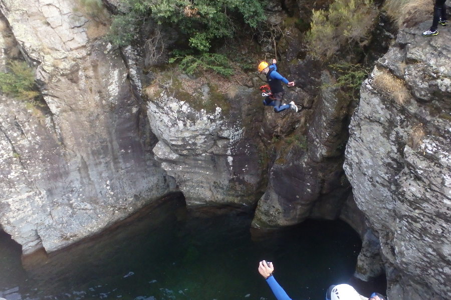 Saut En Canyoning Dans Le Ruisseau D'Albès Près De Montpellier Dans Le Caroux