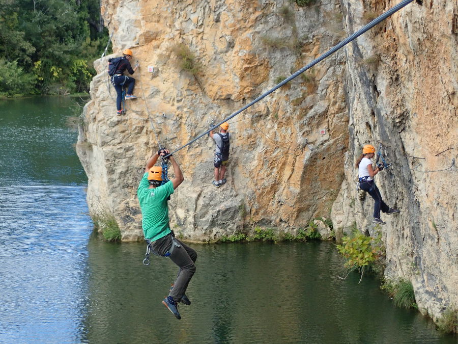 Tyrolienne Dans La Via-ferrata Du Vidourle Près De Nîmes Et Montpellier Dans Le Gard