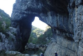 Arche Du Ravin Des Arcs, Près De Montpellier, Dans L'Hérault. Accompagné Des Moniteurs Du Languedoc.