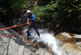 Rappel Et Canyoning Dans Les Cascades D'Orgon, Dans Le Gard En Cévennes. Avec Les Moniteurs Du Languedoc, Basé Sur Montpellier Dans L'Hérault.