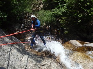 Rappel et canyoning dans les cascades d'Orgon, dans le Gard en Cévennes. Avec les moniteurs du Languedoc, basé sur Montpellier dans l'Hérault.