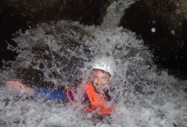 Canyoning Dans Les Cascades D'Orgon Avec Entre2nature, Une équipe De Moniteurs Professionnels Basés Sur Montpellier Dans L'Hérault En Languedoc-Roussillon