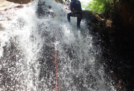 Canyon Des Cascades D'Orgon Dans Le Gard, Dans Les Cévennes, Avec L'équipe De Professionnels D'entre2nature, Basé Sur Montpellier Dans Le Département De L'Hérault.