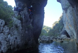 Saut Avec Les Moniteurs Canyon Du Languedoc, Dans Le Ravin Des Arcs, Près De Montpellier.