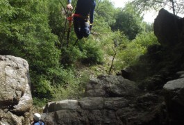 Canyoning De L'Orgon, Près De Montpellier Dans L'Hérault. Sports De Pleine Nature Dans Le Gard En Cévennes En Languedoc-Roussillon.