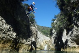 Saut En Canyoning Avec Les Moniteurs Canyon De L'Hérault Et Du Gard , Près De Montpellier En Languedoc.