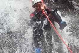 Rappel En Canyoning Dans Les Cascades D'Orgon, Près De Montpellier Dans Les Cévennes Et Le Mont Aigoual. Moniteurs Professionnels Des Activités De Pleine Nature.