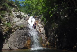 Moniteurs Professionnels En Canyoning Dans L'Hérault Et Le Gard. Toboggan Aux Cascades D'Orgon En Cévennes Près Du Mont Aigoual.