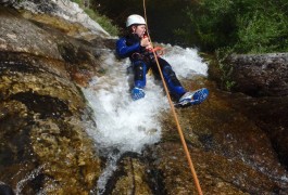 Activités De Pleine Nature En Canyoning Dans Le Gard En Cévennes, Avec Les Moniteurs D'entre2nature, Basé Sur Montpellier Dans L'Hérault En Languedoc.