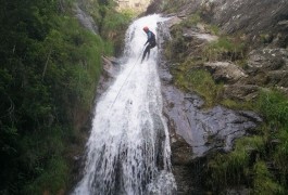 Rappel Dans Le Ruisseau D'Albès, Avec Les Moniteurs Du Languedoc-roussillon, Avec Des Professionnels Des Activités De Pleine Nature