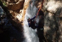 Moniteurs Professionnels En Canyoning Dans L'Hérault Et Le Gard, Près De Montpellier En Languedoc. En Famille Ou Entre Amis, Vertige Et Sensations Aquatique.