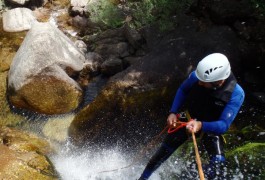 Sports De Pleine Nature Et Rappel En Canyoning Dans Les Cévennes Dans Le Gard Et L'Hérault, Près De Montpellier. Avec Les Moniteurs D'entre2nature, Spécialistes De Sports Outdoor.