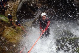 Canyoning Des Cascades D'Orgon Dans Les Cévennes Et Le Gard, Avec Les Moniteurs D'entre2nature Basé Sur Montpellier, Pour Des Activités De Pleine Nature Aquatique à Sensations.