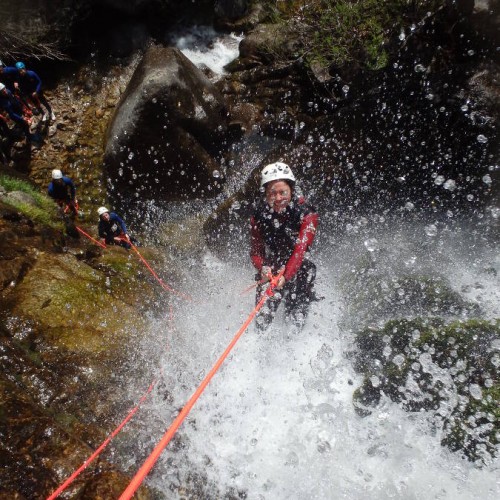 Canyoning Des Cascades D'Orgon Dans Les Cévennes Et Le Gard, Avec Les Moniteurs D'entre2nature Basé Sur Montpellier, Pour Des Activités De Pleine Nature Aquatique à Sensations.