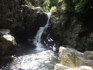 canyoning des cascades d'Orgon, dans le Gard, en Cévennes près du mont aigoual. Activités de pleine nature avec les moniteurs de Montpellier, dans l'Hérault en Languedoc