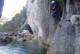 Saut En Canyoning Sous L'Arche Du Ravin Des Arcs, Avec Les Moniteurs D'entre2nature à Montpellier.