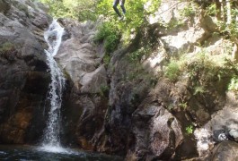 Canyoning Dans Le Gard En Cévennes, Près De Montpellier Avec Les Moniteurs D'entre2nature, Basé Dans L'Hérault En Languedoc-Roussillon.