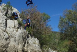 Saut En Canyoning Au Ravin Des Arcs, Avec Les Moniteurs D'entre2nature, Basé à Montpellier En Languedoc-Roussillon