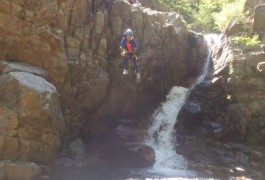 Saut Dans Le Canyon Des Cascades D'Orgon, Dans Le Gard, Près De L'Hérault. Sports De Pleine Nature Près De Montpellier Avec Les Moniteurs D'entre2nature.