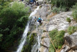 Canyoning Aux Cascades D'Orgon Dans Les Cévennes Au Gard, Près Du Vigan, Au Mont Aigoual. Avec Les Moniteurs D'entre 2 Nature Basé Sur Montpellier Dans L'Hérault En Languedoc.