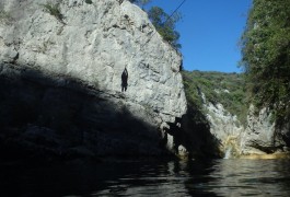 Tyrolienne Géante En Pleine Nature Au Ravin Des Arcs, Près De Montpellier En Languedoc, Dans L'Hérault Et Le Gard.