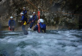 Tyrolienne En Canyoning Au Ravin Des Arcs, Près De Montpellier, Dans L'Hérault En Languedoc-Roussillon.