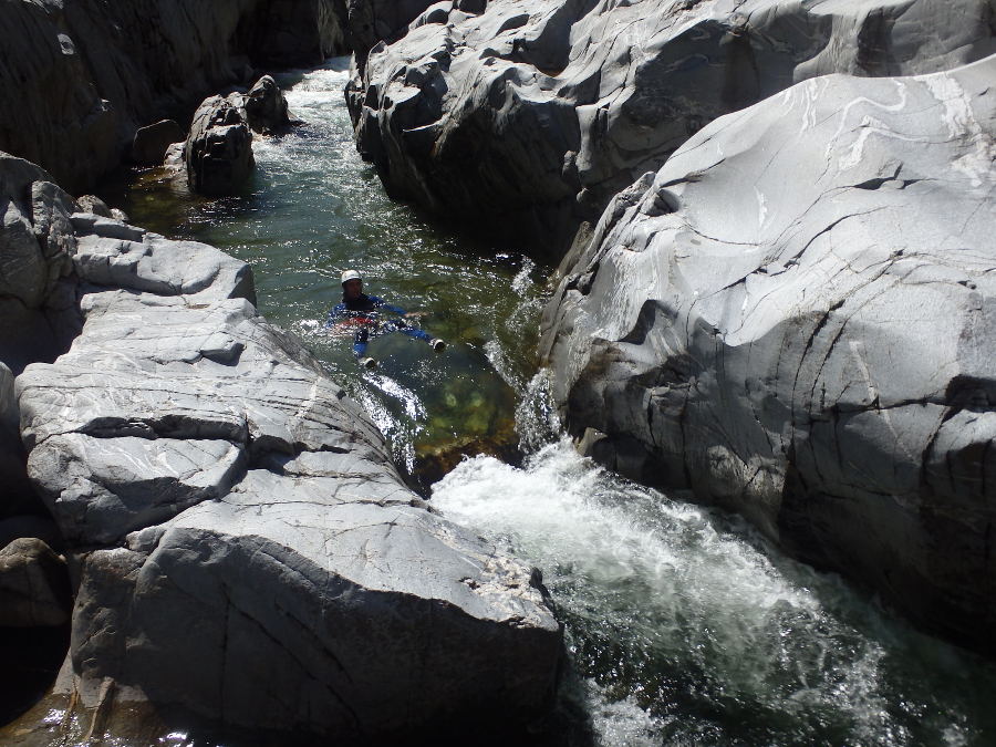 Randonnée Aquatique Et Canyoning En Famille, Pour Une Initiation Dans Les Cévennes, Près De St-Jean Du Gard Avec Les Moniteurs D'entre2nature Basé à Montpellier.