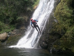 Canyoning dans l'Albès au Caroux dans l'Hérault, avec les moniteurs de Montpellier, dans l'Hérault et le Gard