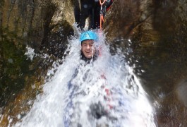 Moniteur Canyon Dans Le Tapoul, Sous Une Cascade Arrosée En Plein Coeur Des Cévennes, Près De Montpellier Dans L'Hérault