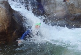 Toboggan Dans Le Canyon Du Soucy, En Cévennes, Dans Le Gard, Près D'Anduze. Les Moniteurs De Pleine Nature Basé à Montpellier, Dans L'Hérault.