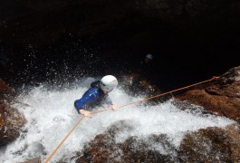 Canyoning Au Tapoul Près De Montpellier Dans L'Hérault. Avec Des Guides Du Languedoc-Roussillon, Spécialistes Des Sports De Pleine Nature Dans L'Hérault Et Le Gard