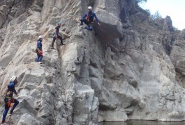 Saut En Canyoning Dans La Randonnée Aquatique Du Canyon Du Soucy, Près De St-Jean Du Gard En Languedoc. Avec Les Moniteurs D'entre2nature Basé à Montpellier.