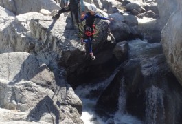 Saut Dans La Randonnée Aquatique Dans Les Cévennes Et Le Gardon. Canyoning Dans Le Gard Et L'Hérault , Avec Des Moniteurs De Sports De Pleine Nature En Languedoc.