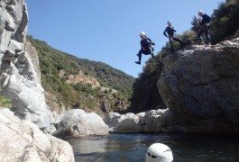 Randonnée Aquatique Et Saut En Tout Genre Dans Le Gardon En Cévennes. Canyon Initiation Et Découverte Pour Toute La Famille Dans L'Hérault Et Le Gard En Languedoc-Roussillon.